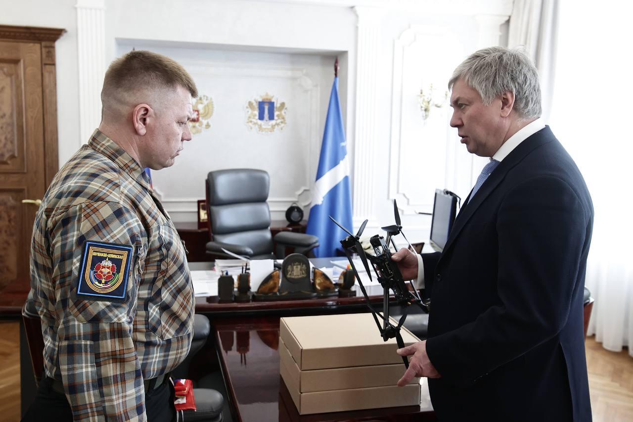 Губернатор Ульяновской области Алексей Русских передал военным очередную партию дронов &quot;Пиранья&quot;.