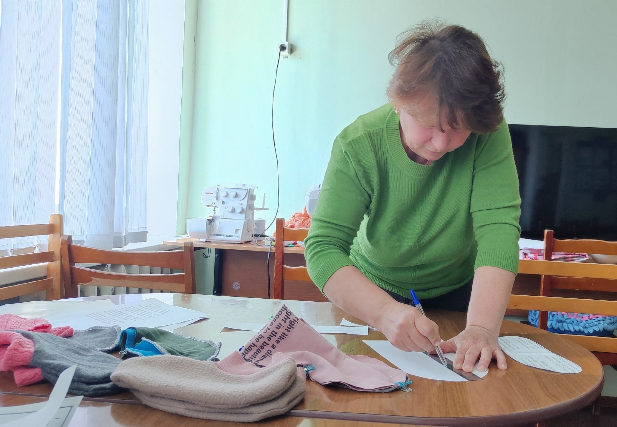 Рукодельницы Центра активного долголетия &quot;ВЕРА&quot; шьют текстильные тапочки.