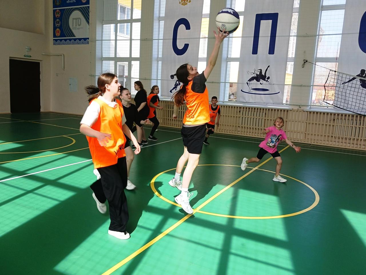 На базе Кузоватовской спортшколы состоялась товарищеская встреча по баскетболу.
