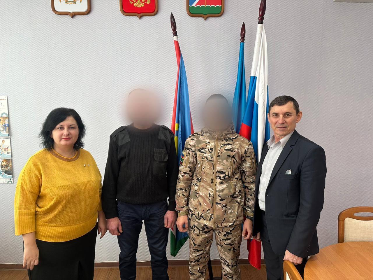 Бойцы Александр Питеркаев и Ильдар Хайров из Ульяновской области приехали в отпуск.