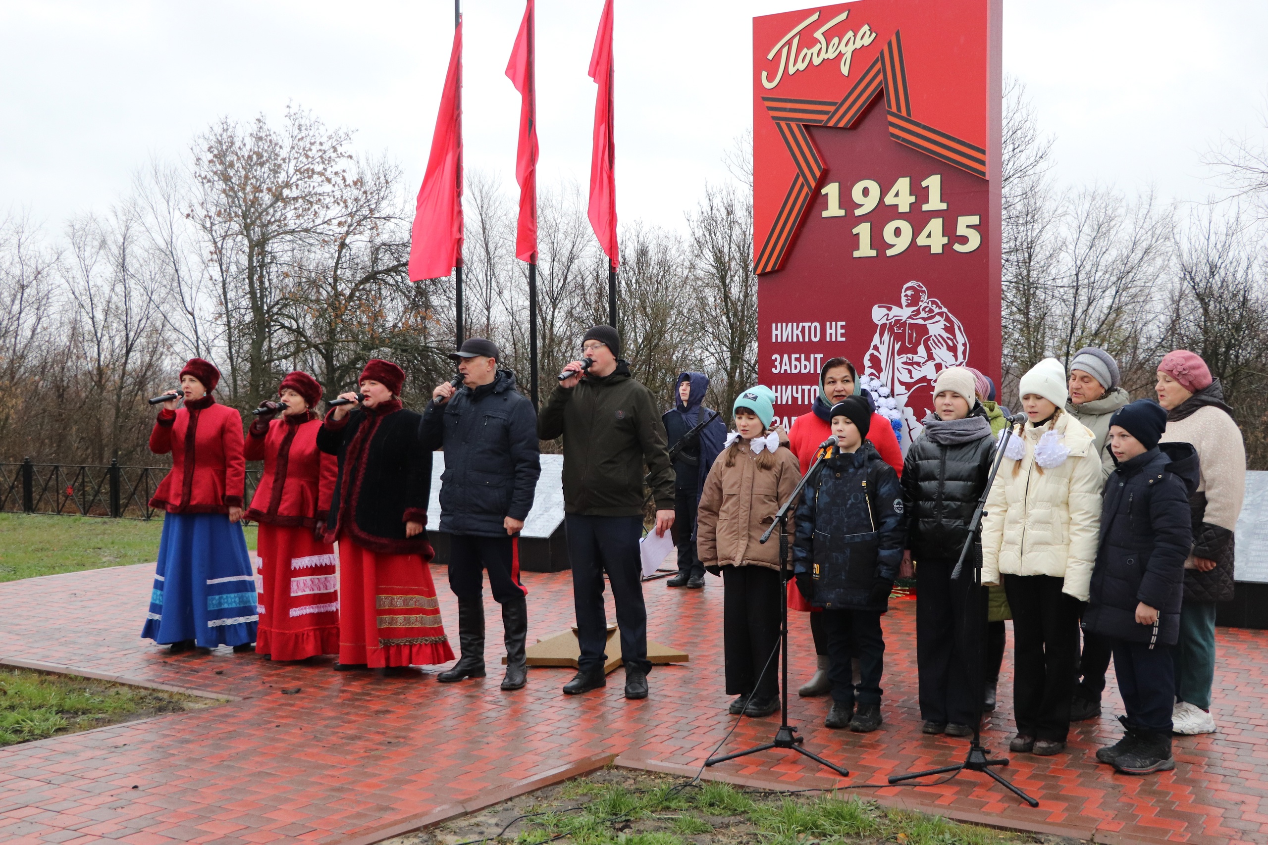 В селе Коромысловка открыли памятник, отремонтированный по программе местных инициатив.