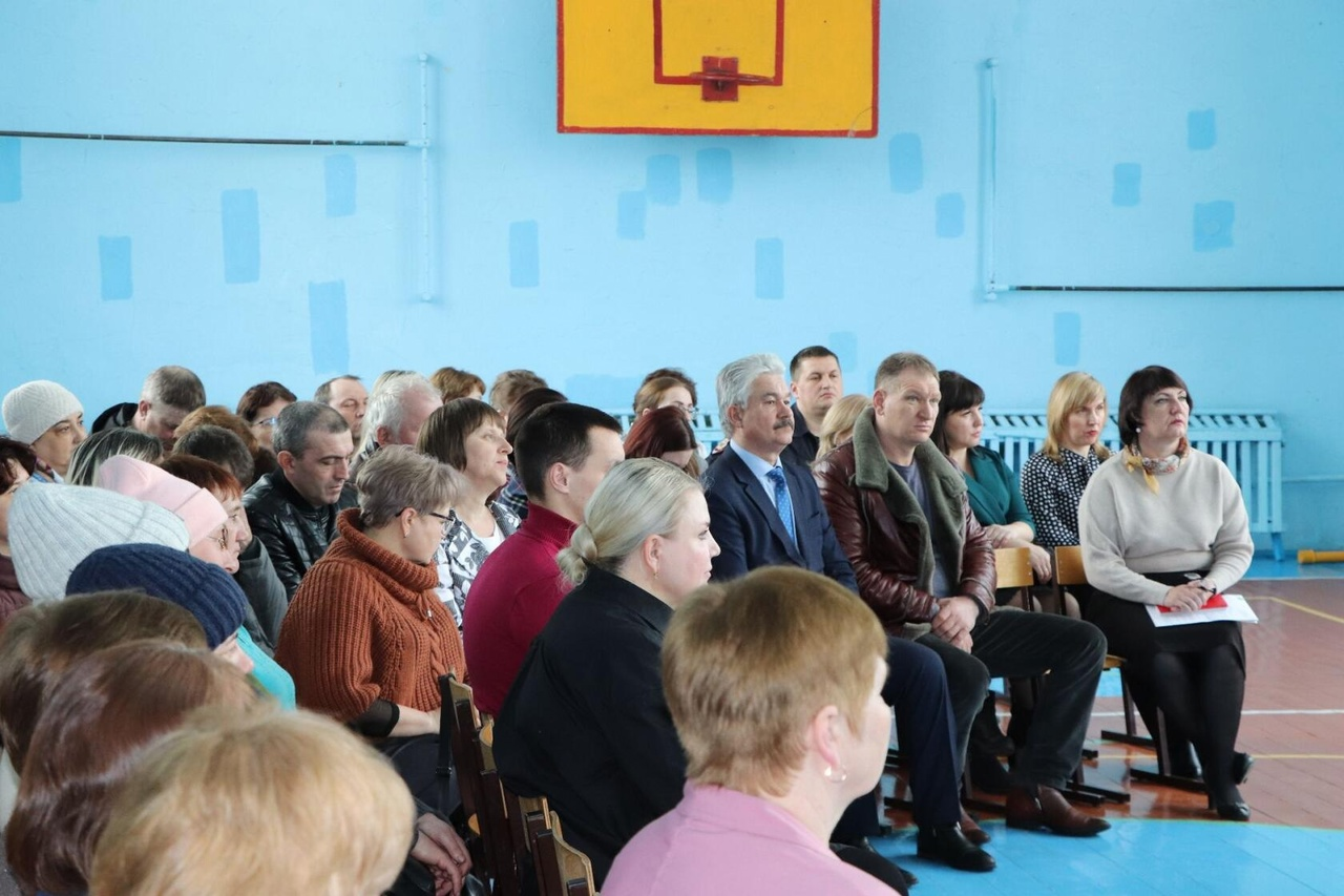 Глава администрации Кузоватовского района совместно с руководителями профильных ведомств провёл встречу с жителями Спешневского поселения.