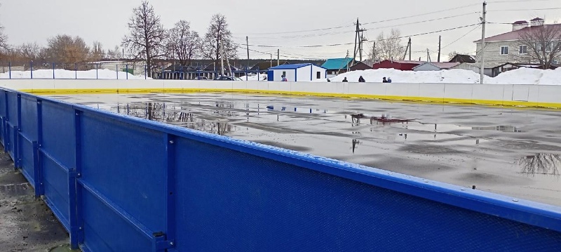 В Кузоватово установили новую хоккейную коробку.