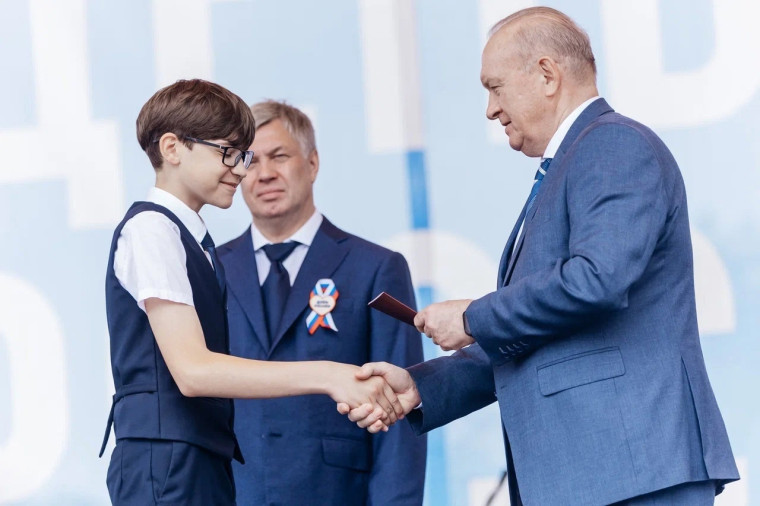 Вручение паспортов РФ. Вручение паспортов РФ.