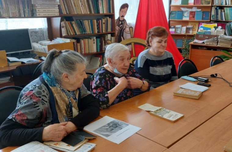 В центральной библиотеке им. А. С. Грина был организован устный журнал &quot;Молодильное яблочко&quot;  для участниц клуба Славянка.