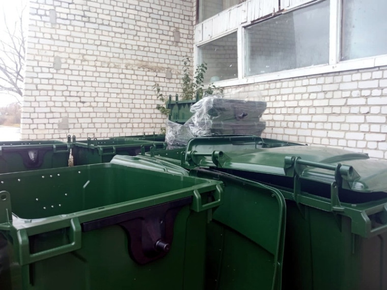 В Кузоватовском районе продолжается работа по установке контейнеров для утилизации мусора..